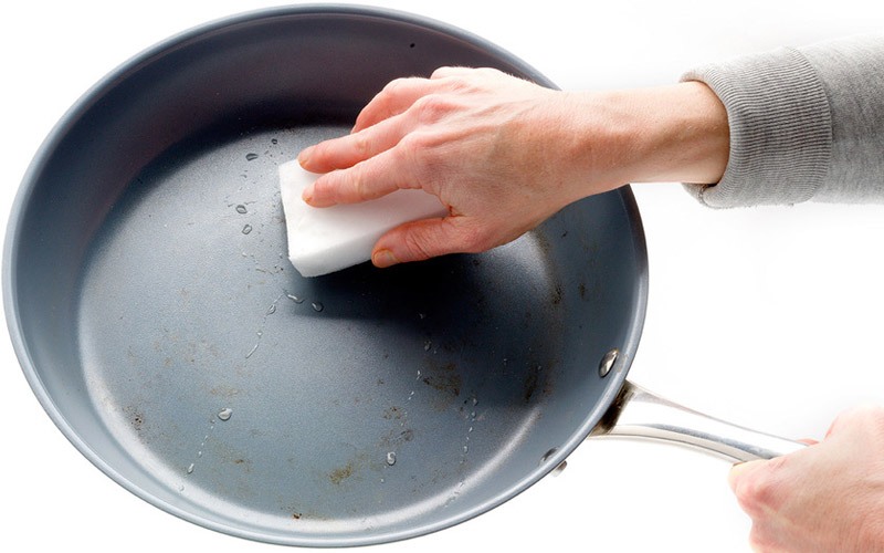 Vì sao không nên rửa chảo chống dính ngay sau khi nấu?